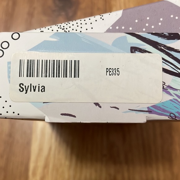 NIB Plunder Rose Stud Earrings w/Green Teardrop - Picture 4 of 4